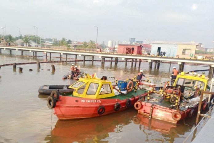 Pemasangan oil boom untuk mencegah penyebaran dan pembersihan tumpahan minyak mentah yang tumpah ke laut pada Sabtu (27/2). (ANTARA/HO)
