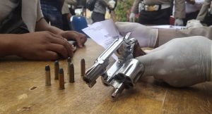 Pemeriksaan senjata api dan amunisinya personel Polresta Banjarmasin. (Humas Polresta Banjarmasin)