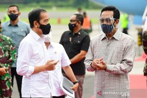 Presiden Joko Widodo berbincang dengan Gubernur DIY Sri Sultan Hamengku Buwono X saat tiba di di Pangkalan TNI AU Adisutjipto, Kabupaten Sleman untuk meninjau proses vaksinasi dan peresmian KRL di Yogyakarta, Minggu (28/2/2021). ANTARA/HO-Biro Pers Setpres/Muchlis JR/aa. (Handout Biro Pers Sekretariat Presiden/Muchlis Jr)