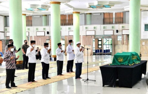 Presiden Jokowi menshalatkan jenazah Artidjo Alkostar. (IG @jokowi)