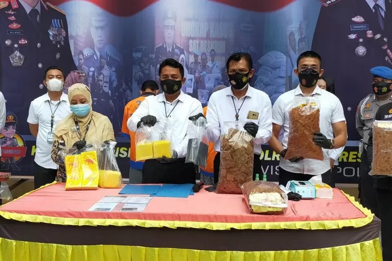 Satreskrim Polresta Sidoarjo menunjukkan barang bukti boraks yang digunakan sebagai bahan campuran kerupuk. (antara)