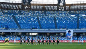 Menit hening untuk menghormati pemain Italia Paolo Rossi sebelum pertandingan Serie A antara SSC Napoli dan UC Sampdoria di Stadio Diego Armando Maradona pada 13 Desember 2020 di Naples, Italia. (Foto oleh Matteo Ciambelli / DeFodi Images via Getty Images)