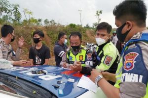 Anggota Satlantas Polres Banjarbaru menindak remaja yang melakukan balap liar di area Setdaprov Kalsel. dan Jalan Trikora. (antara)
