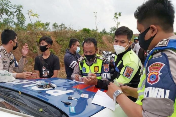 Anggota Satlantas Polres Banjarbaru menindak remaja yang melakukan balap liar di area Setdaprov Kalsel. dan Jalan Trikora. (antara)