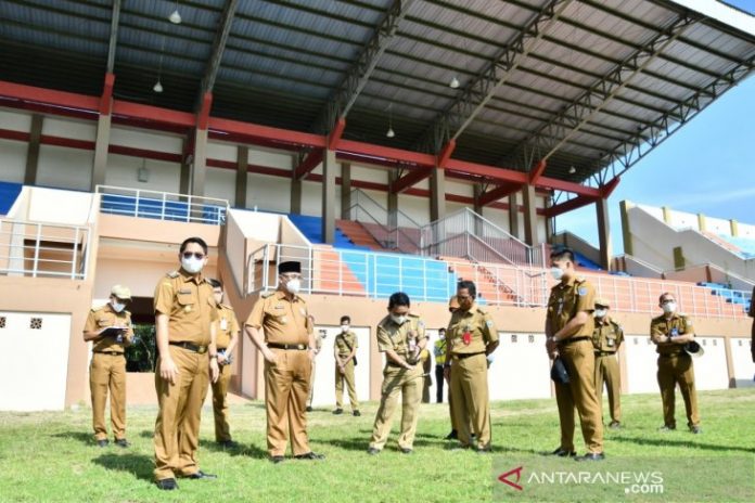 Bupati HSS, H Achmad Fikry, didampingi Wakil Bupati Syamsuri Arsyad meninjau venue untuk Porprov Kalsel 2022. (antara)