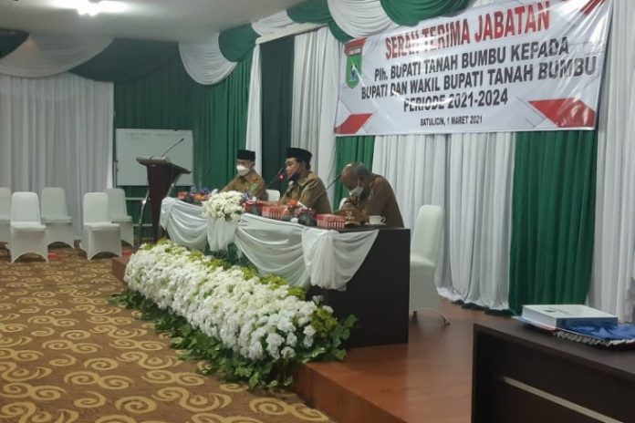 Bupati Tanah Bumbu, H Zairullah Azhar (tengah), usai sertijab langsung menggelar rapat dengan para kepala SKPD. (antara)