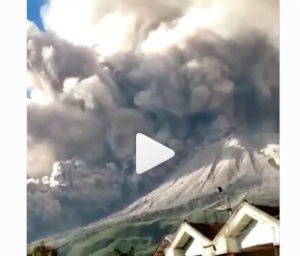 Gunung Sinabung erupsi. (IG @mimijulid)