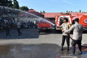 Kapolres Tanah Laut, AKBP Cuncun Kurniadi, mengecek sarana dan prasarana penanganan karhutla. (antara)