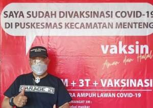 Komedian Indro Warkop saat menjalani vaksin di Puskesmas Menteng. (IG Indro Warkop)
