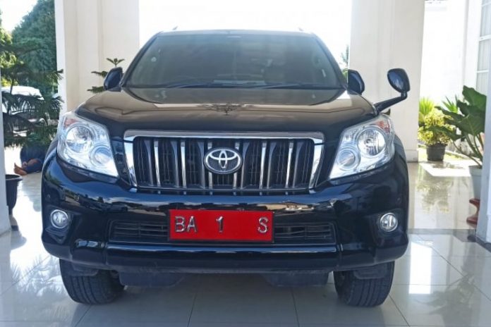 Bupati Pasaman Barat Hamsuardi bersama Wakil Bupati Risnawanto menolak membeli mobil dinas baru dan tetap memakai mobil lama. Bupati memaka Toyota Land Cruiser dan Wakil Bupati memakai Toyota Fortuner.