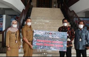 PT Conch berikan 300 sak semen untuk pemulihan pascabanjir Kota Banjarmasin diterima Plh Walikota H Mukhyar. (Diskominfotik Banjarmasin)