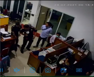 Pejabat Imigrasi Papua sikut anak buah. (Tiwtter @misbakhun)