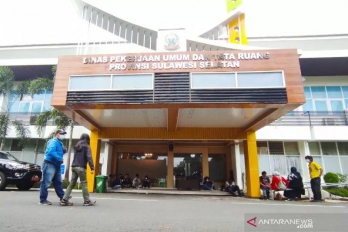 Suasana Kantor Dinas PUPR Sulawesi Selatan saat petugas KPK menggeledah ruangan-ruangan kantor itu, di Makassar, Sulawesi Selatan, Selasa. Penggeledahan terkait kasus korupsi dengan tersangka Gubernur Sulawesi Selatan, Nurdin Abdullah, dan lima orang lain. ANTARA/Darwin Fatir