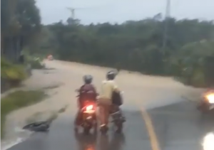 Diguyur hujan deras jalan menuju Tanjung Serdang, Kotabaru, tergenang banjir, Rabu 3 Maret 2021 pagi. (IG @masyarakat.kotabaru)