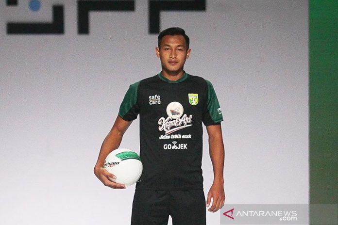 Dokumentasi: Pemain Persebaya Surabaya Hansamu Yama Pranata saat peluncuran kostum Persebaya pada ajang Surabaya Fashion Parade (SFP) 2019 di Convention Hall Tunjungan Plaza, Surabaya, Jawa Timur, Rabu (24/4/2019). ANTARA FOTO/Moch Asim/hp/aa. (ANTARA FOTO/Moch Asim/Moch Asim)