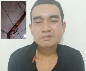 Tersangka pemerkosa istri orang di Kebun Karet di Barsel dan barang bukti senjata tajam untuk mengancam korban. (Humas Polda Kalteng)
