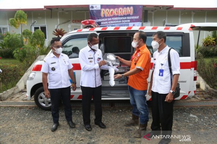 0403_Ambulans bantuan PT Arutmin Indonesia Tambang Kintap yang akan diserahkan kepada Kepala Desa Bukit Mulia, Jorong. (antara)