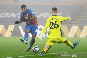 Kiper Manchester United Dean Henderson (kanan) melakukan penyelamatan gemilang untuk menghalau tembakan bek Crystal Palace Patrick van Aanholt dalam lanjutan Liga Inggris di Stadion Selhurst Park, London, Inggris, Rabu (3/3/2021) waktu setempat. (ANTARA/REUTERS/POOL/Mike Hewitt)