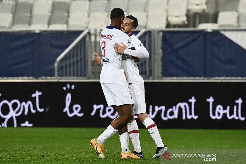 Pemain sayap Paris Saint-Germain Pablo Sarabia (kanan) melakukan selebrasi bersama Presnel Kimpembe seusai mencetak gol ke gawang Bordeaux dalam lanjutan Liga Prancis di Stadion Matmut Atlantique, Bordeaux, Prancis, Rabu (3/3/2021) waktu setempat. (ANTARA/AFP/Philippe Lopez)