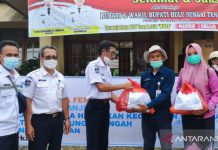 ASDP Batulicin Kirim Ratusan Paket Sembako ke Desa Alat dan Hantakan HST