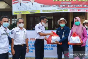ASDP Batulicin menyerahkan bantuan 600 paket sembako untuk korban banjir HST. (antara)