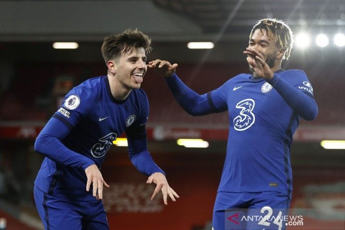 Pemain sayap Chelsea Mason Mount (kiri) melakukan selebrasi bersama Reece James selepas mencetak gol ke gawang Liverpool dalam lanjutan Liga Inggris di Stadion Anfield, Liverpool, Inggris, Kamis (4/3/2021) waktu setempat. (ANTARA/REUTERS/POOL/Phil Noble)