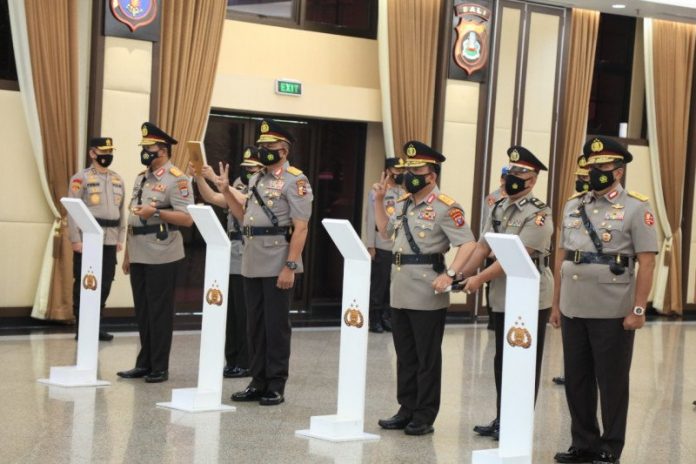 Kapolri Jenderal Listyo Sigit Prabowo melantik empat Kapolda baru di gedung Mabes Polri, Jakarta, Kamis (4/3/2021) (ANTARA/HO-Divisi Humas Polri)