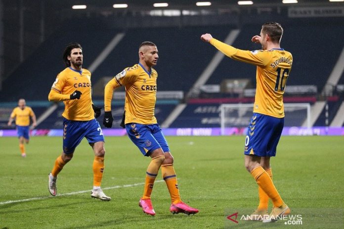 Penyerang Everton Richarlison (tengah) melakukan selebrasi bersama rekan-rekannya selepas mencetak gol ke gawang West Bromwich Albion dalam lanjutan Liga Inggris di Stadion The Hawthorns, West Bromwich, Inggris, Kamis (4/3/2021) waktu setempat. (ANTARA/REUTERS/POOL/Alex Pantling)