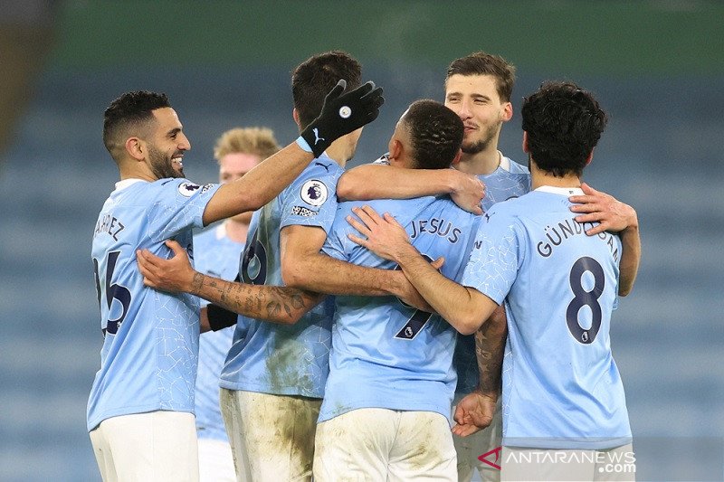Para pemain Manchester City melakukan selebrasi selepas mengalahkan Wolverhampton dalam lanjutan Liga Inggris di Stadion Etihad, Manchester, Inggris, Selasa (2/3/2021). (ANTARA/REUTERS/POOL/Carl Recine)