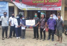 Hasnur Group Serahkan Satu Unit Huntara Komunal dan MCK untuk Korban Banjir Hantakan HST
