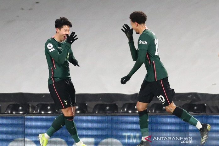 Gelandang serang Tottenham Hotspur Bamidele Alli (kanan) melakukan selebrasi bersama Son Heung-min selepas sontekannya berujung gol bunuh diri bek Fulham Tosin Adarabioyo dalam lanjutan Liga Inggris di Stadion Craven Cottage, London, Inggris, Kamis (4/3/2021) waktu setempat. (ANTARA/REUTERS/POOL/Clive Rose)