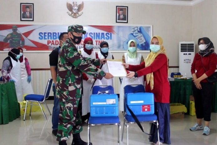 Dandim Tanjung menerima tim medis yang akan melakukan vaksin. (antara)