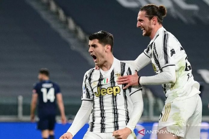 Penyerang Juventus Alvaro Morata (kiri) melakukan selebrasi bersama Adrien Rabiot seusai mengkonversi tendangan penalti ke gawang Lazio dalam lanjutan Liga Italia di Stadion Allianz, Turin, Italia, Sabtu (6/3/2021) waktu setempat. (ANTARA/REUTERS/Massimo Pinca)