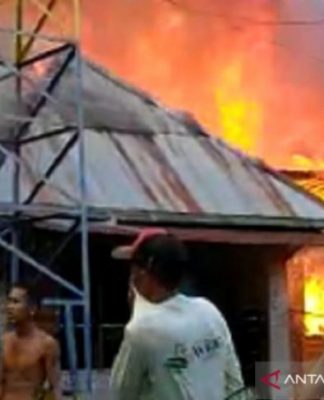 Dua Anggota BPK Terluka Saat Padamkan Api di Pakan Dalam HSS, 15 Rumah Hangus
