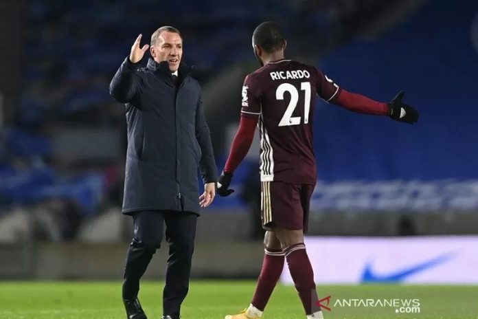 Manajer Leicester City Brendan Rodgers (kiri) melakukan selebrasi bersama Ricardo Pereira seusai mengalahkan Brighton & Hove Albion dalam lanjutan Liga Inggris di Stadion Amex, Brighton, Inggris, Sabtu (6/3/2021) waktu setempat. (ANTARA/REUTERS/POOL/Neil Hall)