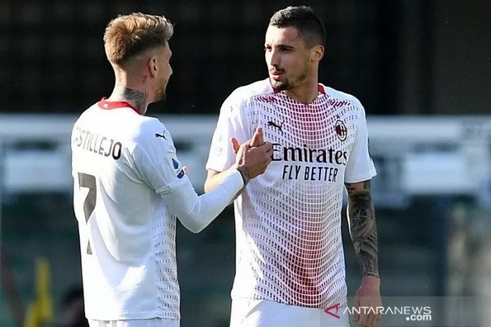 Gelandang serang AC Milan Rade Krunic (kanan) melakukan selebrasi bersama Alexis Saelemaekers selepas mencetak gol ke gawang Verona dalam lanjutan Liga Italia di Stadion Marc'Antonio Bentegodi, Verona, Italia, Minggu (7/3/2021). (ANTARA/REUTERS/Jennifer Lorenzini)