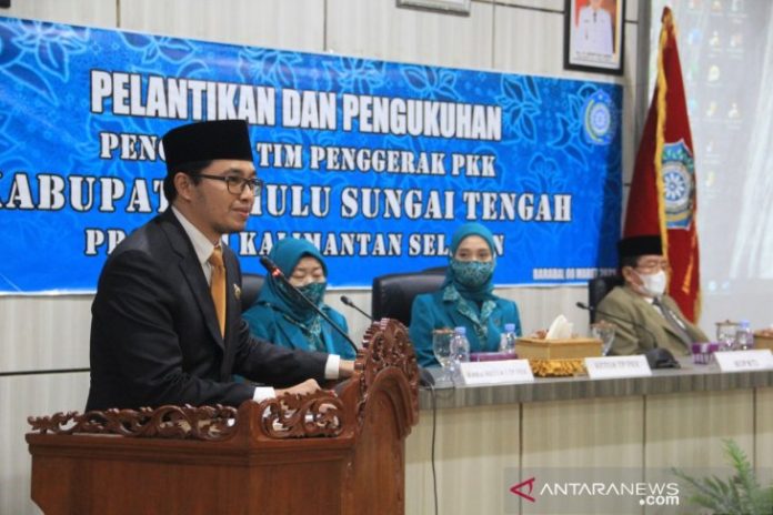 Bupati HST, Aulia Oktafiandi, memberikan sambutan pada pelatikan pengurus PKK. (antara)