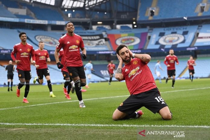 Gelandang Manchester United Bruno Fernandes (kanan) melakukan selebrasi seusai mencetak gol tendangan penalti ke gawang Manchester City dalam Derbi Manchester lanjutan Liga Inggris di Stadion Etihad, Manchester, Inggris, Minggu (7/3/2021) waktu setempat. (ANTARA/REUTERS/POOL/Laurence Griffith)