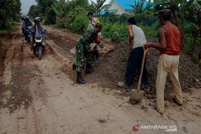 TNI, Polri bersama warga gotong royong memperbaiki ruas jalan Sungai Puting. (antara)