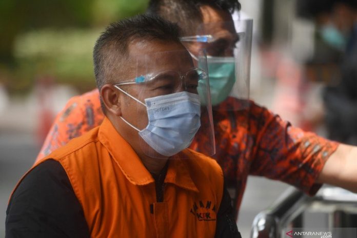 Tersangka Pejabat Pembuat Komitmen di Kementerian Sosial Adi Wahyono tiba untuk menjalani pemeriksaan di gedung KPK, Jakarta, Jumat (29/1/2021). ANTARA FOTO/Akbar Nugroho Gumay/aww