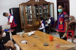 Anggota Direktorat Reserse Kriminal Khusus (Ditreskrimsus) Polda Bengkulu saat menggeledah rumah pribadi Ketua KONI Bengkulu Mufran Imron dalam penyidikan dugaan kasus korupsi penyelewengan dana hibah. (Foto ANTARA/HO-Polda Bengkulu)