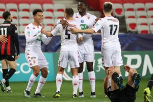 Bek AS Monaco asal Prancis, Ruben Aguilar (5), merayakan golnya bersama rekan-rekan satu tim setelah mengalahkan OGC Nice dalam pertandingan 32 Besar Piala Prancis di The "Allianz Riviera" Stadium, Nice, Prancis, 18 Maret 2021. (AFP/VALERY HACHE)