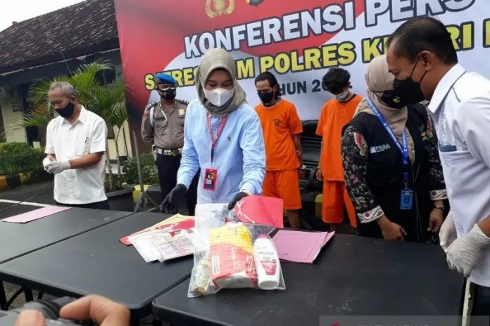 Aparat Polres Kediri Kota saat gelar perkara di Mapolres Kediri Kota, Jawa Timur, Selasa (9-3-2021). ANTARA/HO