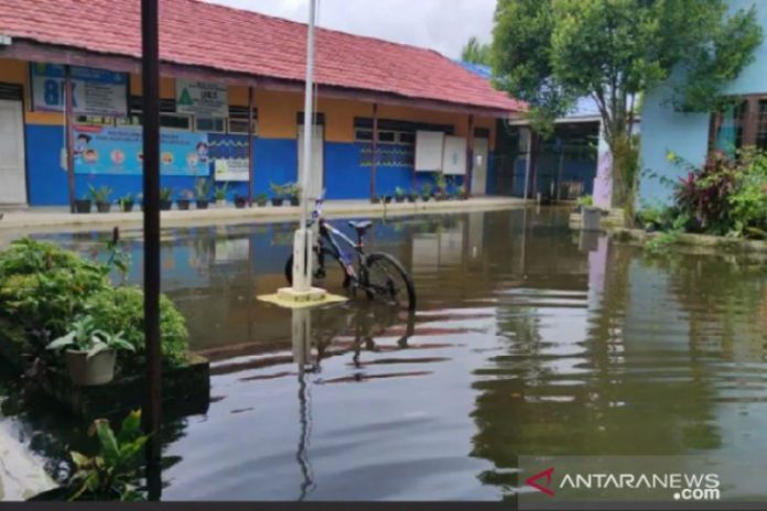 Salah satu sekolah di Banjarmasin yang terdampak banjir. (antara)