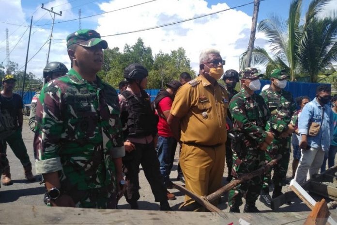 Wakil Bupati Mimika Johannes Rettob bersama Dandim 1710 Mimika Letkol Inf Yoga Cahya Prasetya menemui massa yang memblokade ruas jalan poros Timika-Pelabuhan Pomako, Senin (8/3/2021). (ANTARA/Evarianus Supar)