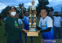 Wawali Banjarbaru Serahkan Piala 'Sang Juara' kepada Mentaos FC