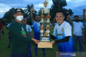 Wakil Wali Kota Banjarbaru Wartono (kiri) menyerahkan piala "Sang Juara" memperebutkan Piala Wali Kota Banjarbaru tahun 2021 kepada perwakilan tim Mentaos FC. Foto humas/Antaranews Kalsel