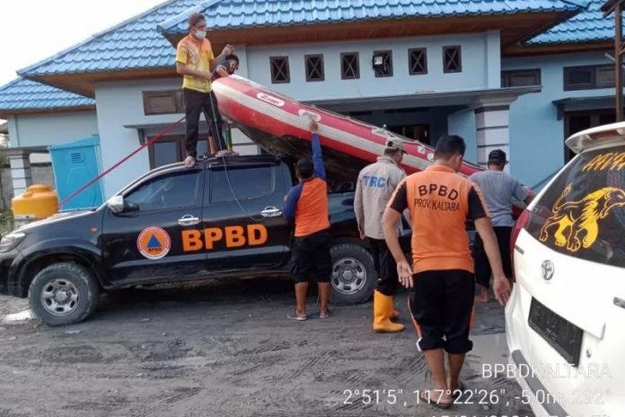 BPBD Kaltara saat penanganan banjir di Sembakung. (Humas Kaltara via antara)