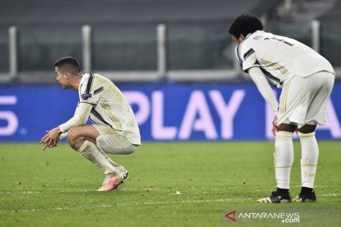 Ekspresi kecewa megabintang Juventus Cristiano Ronaldo (kiri) setelah timnya kemasukan gol kedua kontra Porto dalam leg kedua babak 16 besar Liga Champions di Stadion Allianz, Turin, Italia, Selasa (9/3/2021) waktu setempat. (ANTARA/REUTERS/Massimo Pinca)