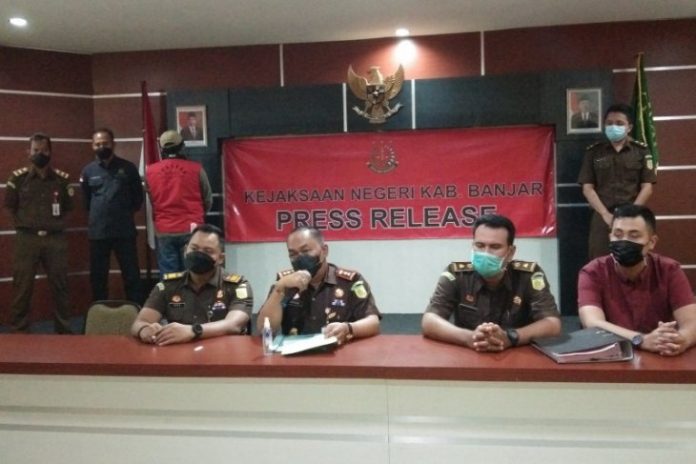 Kepala Kejaksaan Negeri Banjar, Kalsel Hartadhi Cristianto saat konferensi pers penangkapan oknum pembakal (kepala desa) yang diduga melakukan tindak pidana korupsi atas pengelolaan Dana Desa dan Alokasi Dana Desa tahun 2018. Foto Yose Rizal/Antaranews Kalsel